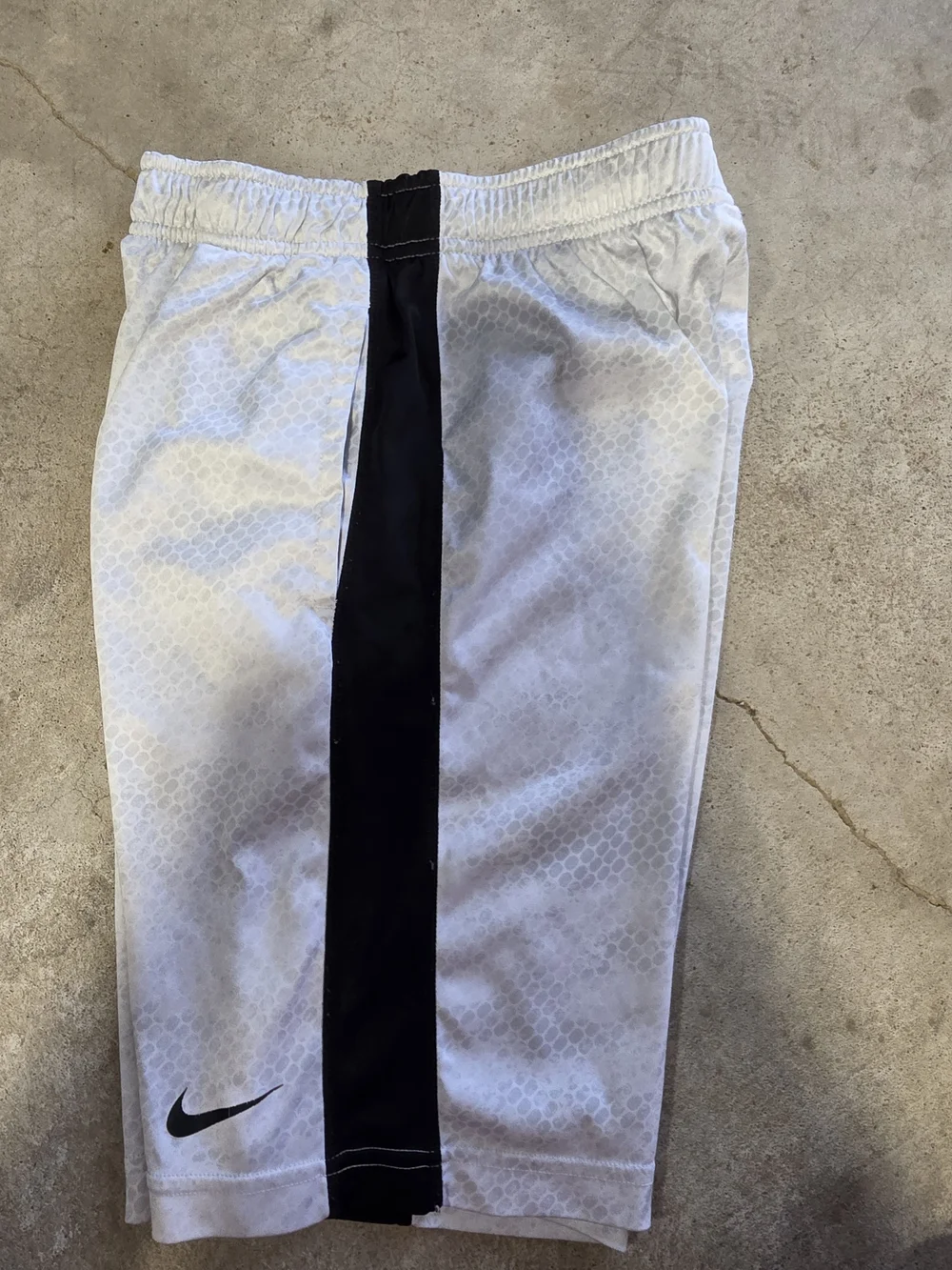 Nike Dri-FIT Boys White Black Basketball Athletic Shorts Size Medium